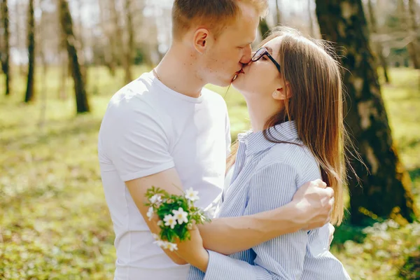 Söt par i en skog — Stockfoto