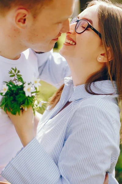 Roztomilý pár v lese — Stock fotografie