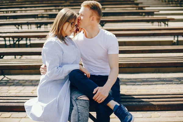 Casal bonito em uma floresta — Fotografia de Stock