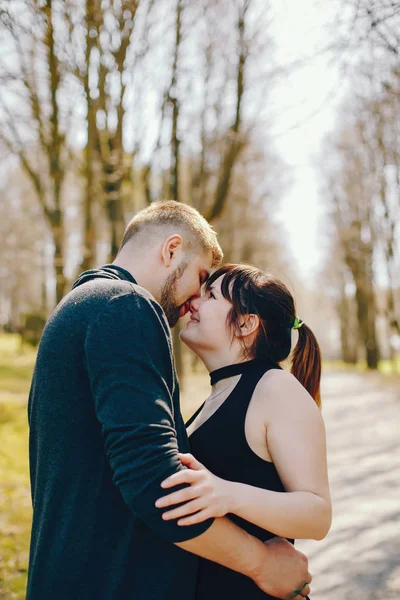 Casal em uma floresta de verão — Fotografia de Stock