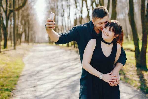 Pareja en un bosque de verano —  Fotos de Stock