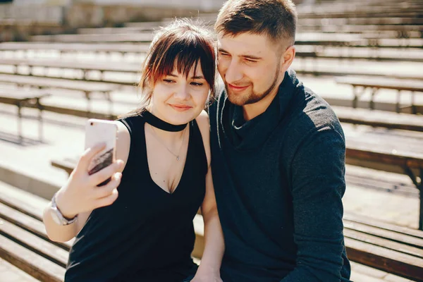 Pareja en una ciudad de verano —  Fotos de Stock