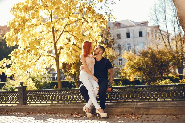 Couple dans un parc — Photo