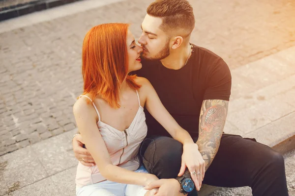 Couple in a town — Stock Photo, Image