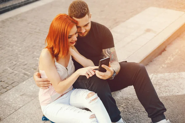 Pareja en una ciudad —  Fotos de Stock