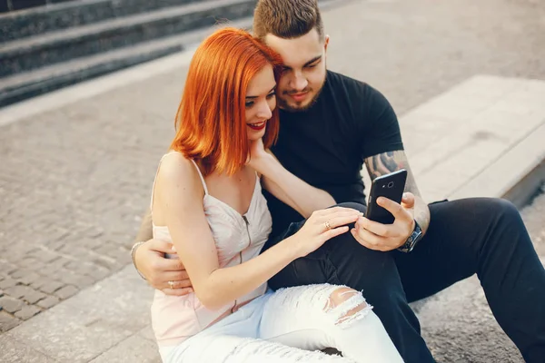 Paar in einer Stadt — Stockfoto