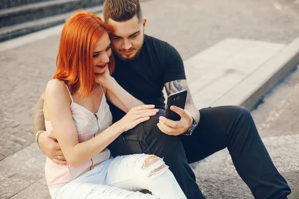 Pareja en una ciudad —  Fotos de Stock