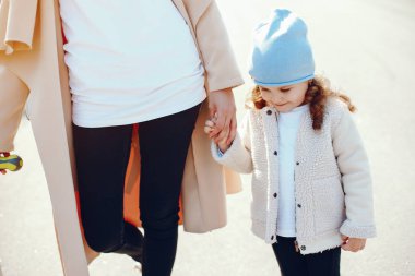 küçük kızıyla birlikte güzel annem