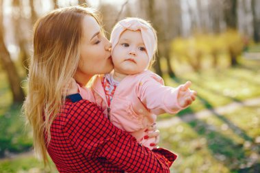 küçük kızı ile şık anne