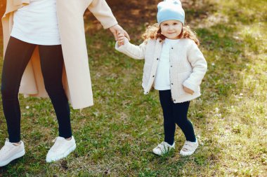 küçük kızıyla birlikte güzel annem