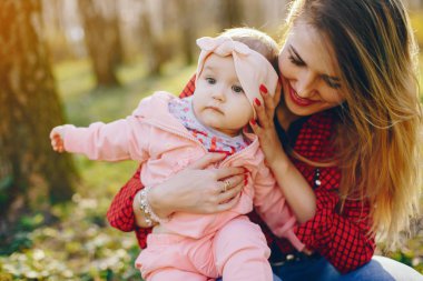 küçük kızı ile şık anne