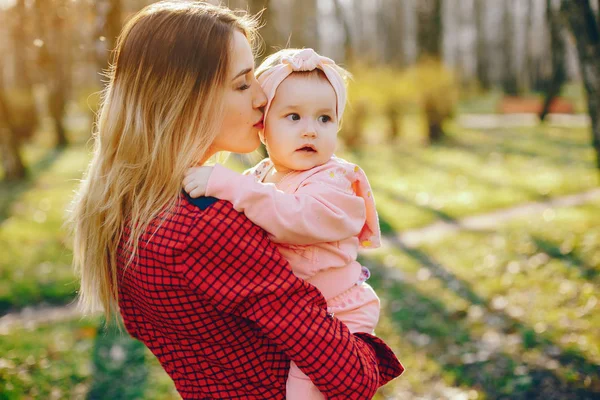 Küçük kızı ile şık anne — Stok fotoğraf