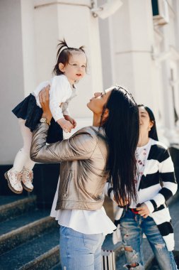 Bir şehirde üç kız kardeş