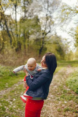 Anne ile oğlu bir bahar Parkı