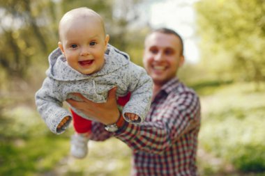 Baba ile oğlu bir parkta