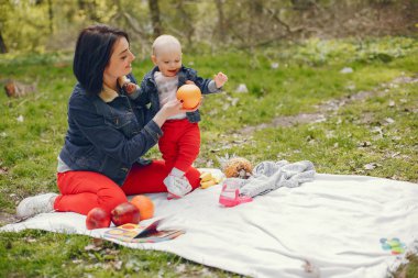 Anne ile oğlu bir bahar Parkı