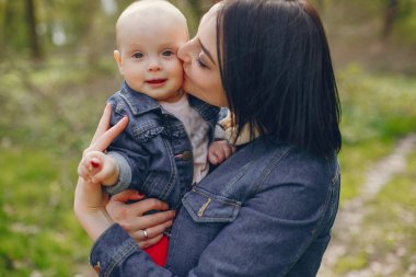 Anne ile oğlu bir bahar Parkı