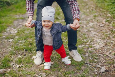 Baba ile oğlu bir parkta