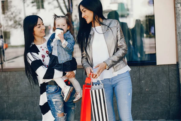 Famille dans une ville d'été — Photo