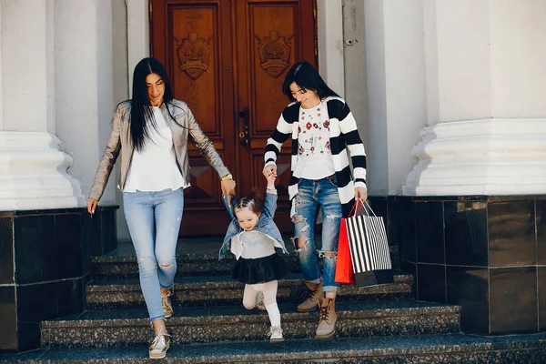 Familia en una ciudad de verano — Foto de Stock