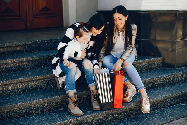 Familie in einer Sommerstadt — Stockfoto