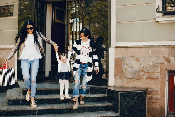 Familie in einer Sommerstadt — Stockfoto