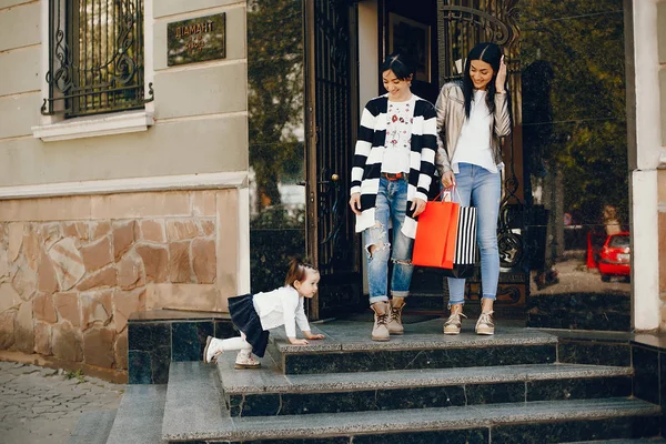 Familia en una ciudad de verano — Foto de Stock