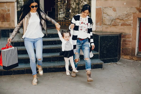 Familia en una ciudad de verano — Foto de Stock