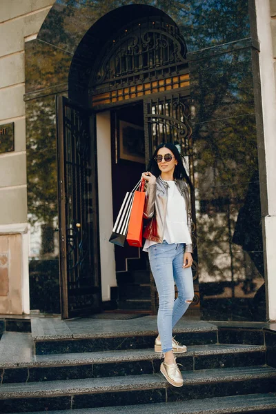 Chica con estilo en una ciudad — Foto de Stock