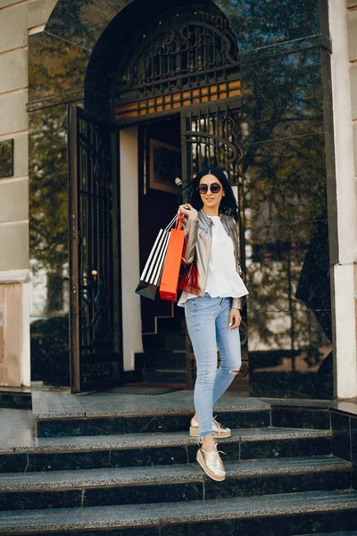 Chica con estilo en una ciudad — Foto de Stock