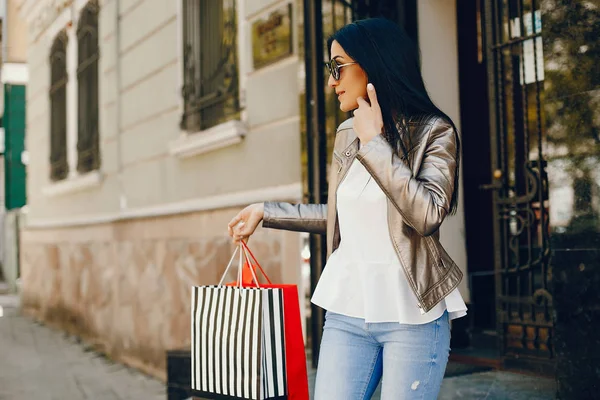 Menina elegante em uma cidade — Fotografia de Stock