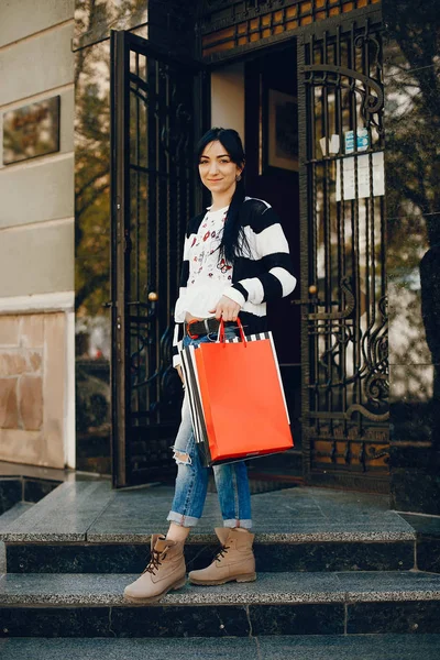 Chica con estilo en una ciudad — Foto de Stock