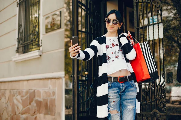 Ragazza elegante in una città — Foto Stock