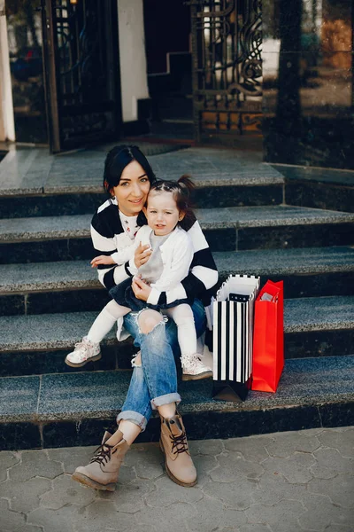 Mor med dotter i en stad — Stockfoto