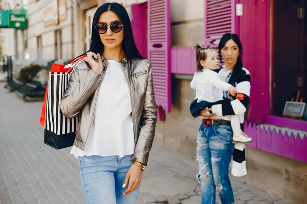 Tres hermanas en una ciudad — Foto de Stock