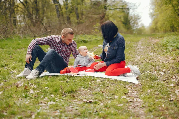 Rodina v parku na jaře — Stock fotografie