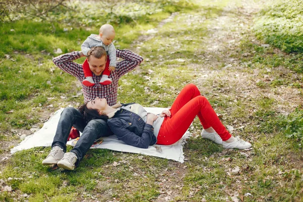 Familjen i en våren park — Stockfoto