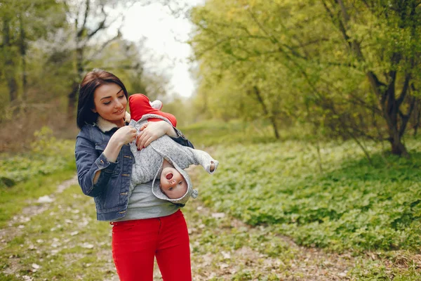 Anne ile oğlu bir bahar Parkı — Stok fotoğraf
