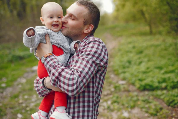 Père avec fils dans un parc — Photo