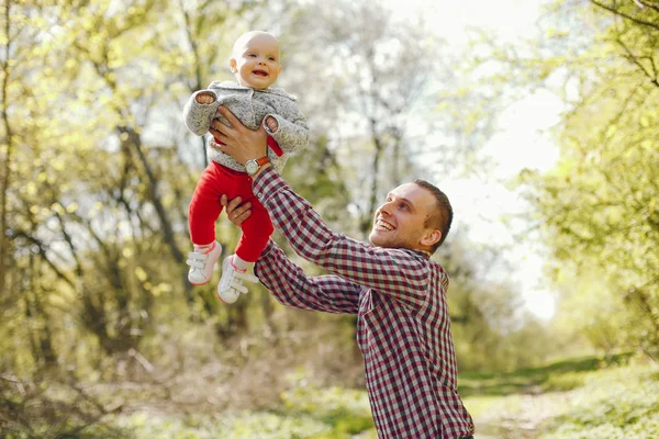 Pai com filho em um parque — Fotografia de Stock