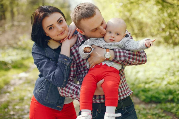 Família em um parque de primavera — Fotografia de Stock