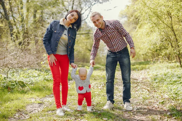 Família em um parque de primavera — Fotografia de Stock