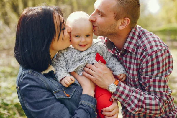 Família em um parque de primavera — Fotografia de Stock