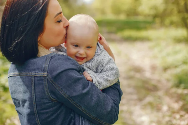 Anne ile oğlu bir bahar Parkı