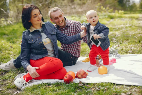 Família em um parque de primavera — Fotografia de Stock