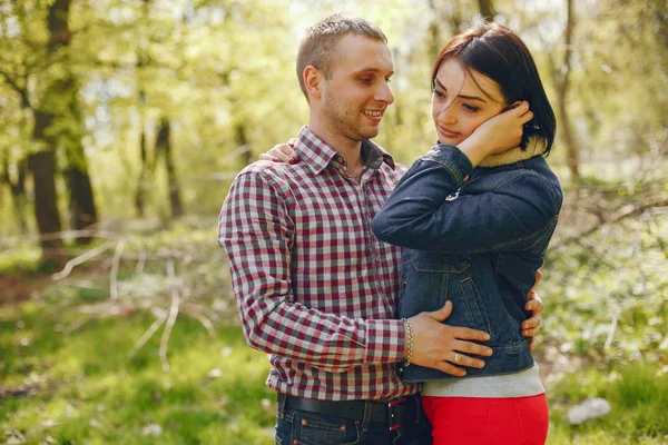 Pareja en un parque de primavera —  Fotos de Stock