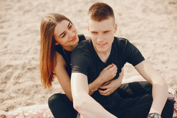 Casal em preto — Fotografia de Stock