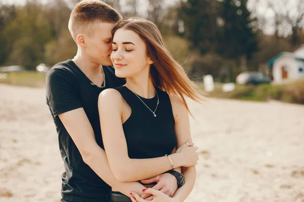 Casal em preto — Fotografia de Stock