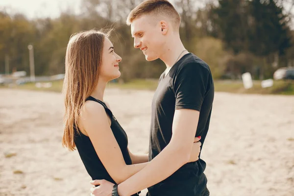 Pareja en negro —  Fotos de Stock