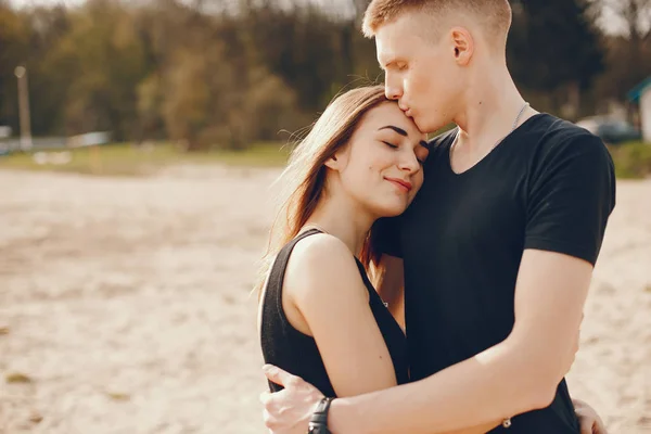 Casal em preto — Fotografia de Stock